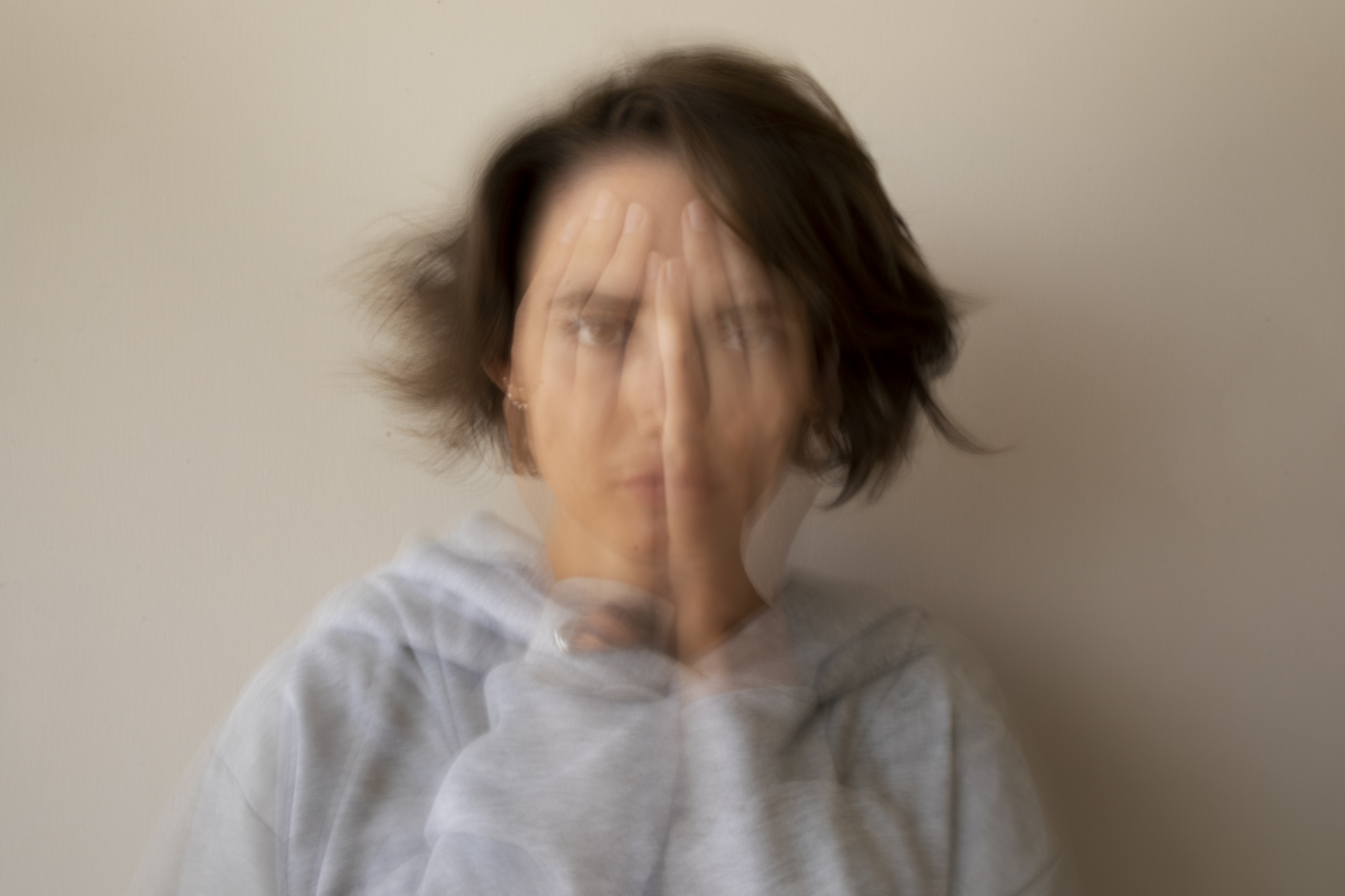 Fatiguée mais incapable de dormir ? Le paradoxe du mental en alerte