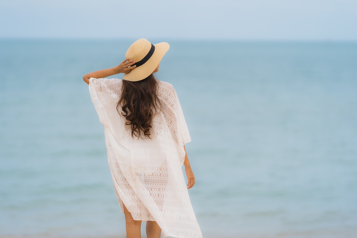 Femme malade au lit pendant les vacances, évoquant un corps qui lâche quand il ralentit